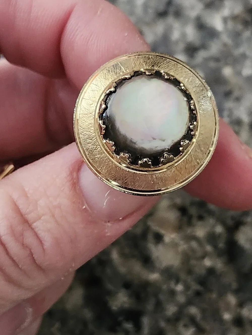 Gold Tone Mother-of-Pearl Round Cuff Links